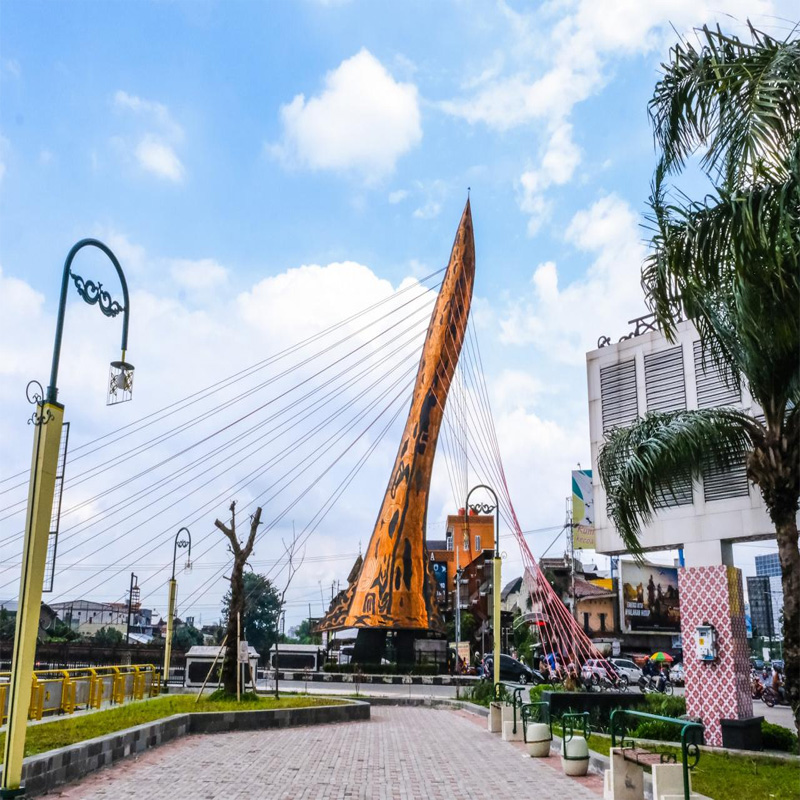 Solo, Jawa Tengah, dikenal sebagai kota yang kaya akan budaya dan tradisi. Selain menawarkan kuliner yang lezat, Solo juga memiliki beragam produk khas yang dapat dijadikan oleh-oleh, mulai dari makanan, pakaian, hingga kerajinan tangan. Berikut sepuluh rekomendasi oleh-oleh khas Solo yang layak dipertimbangkan, mulai dari batik hingga makanan tradisional.