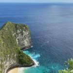 Pantai Kelingking adalah salah satu destinasi wisata terkenal di Nusa Penida, Bali. Pantai ini menjadi favorit para turis mancanegara dan sering disebut sebagai T-rex Bay karena tebingnya yang menyerupai leher T-rex.